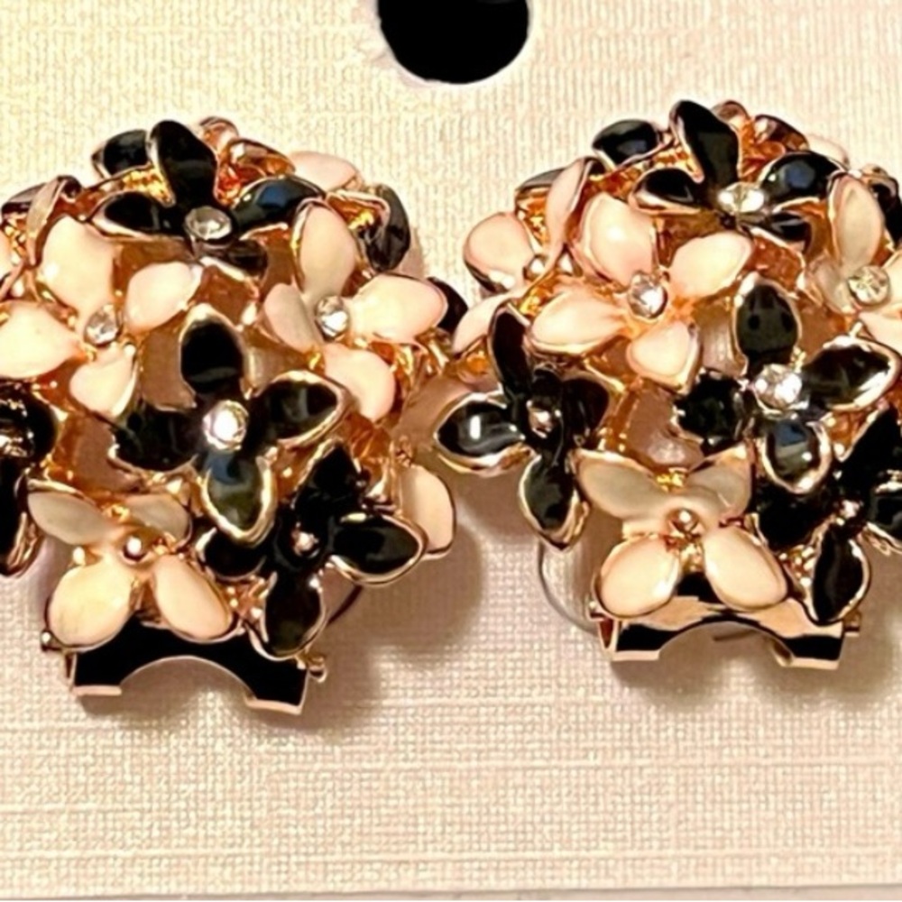 Women’s Black & Cream Flowered Clasp Earrings